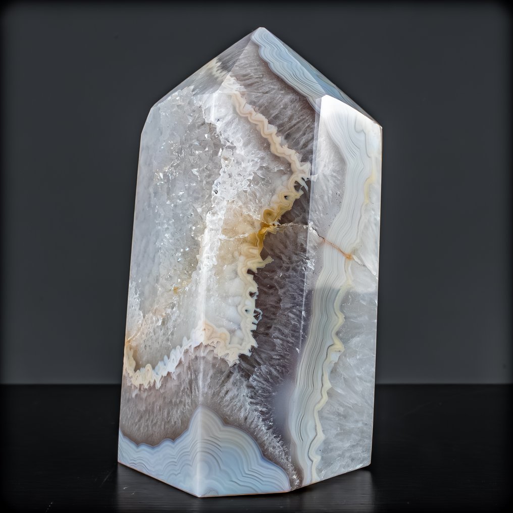 Φυσικός άχας με χαλκηδόνιο σε υπέροχο μπλε χρώμα, οβελίσκος κρύσταλλος με druse. Αριστούργημα της φύσης στην υψηλότερη ποιότητα.- 2007.31 g #3.2