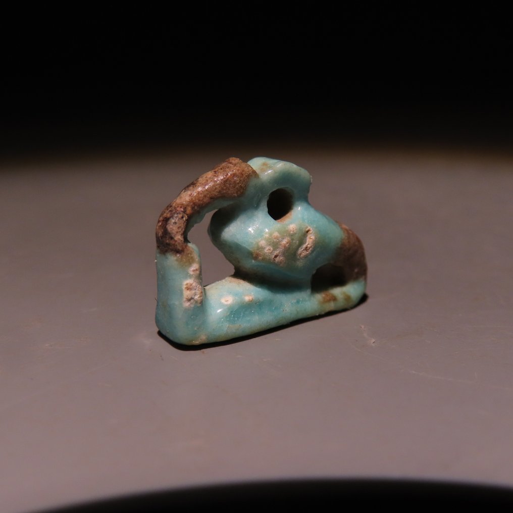 古埃及 Faience 护符。晚期，公元前664年至公元前332年。长度2.2厘米。 #1.0