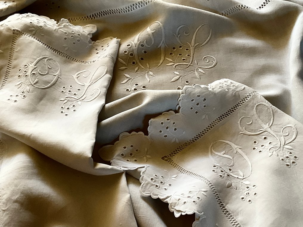 Early XXth Century linen bed linen with 2 pillow cases and initials O.L. and scalloped borders. - Textile - 4 m - 2 m #1.0