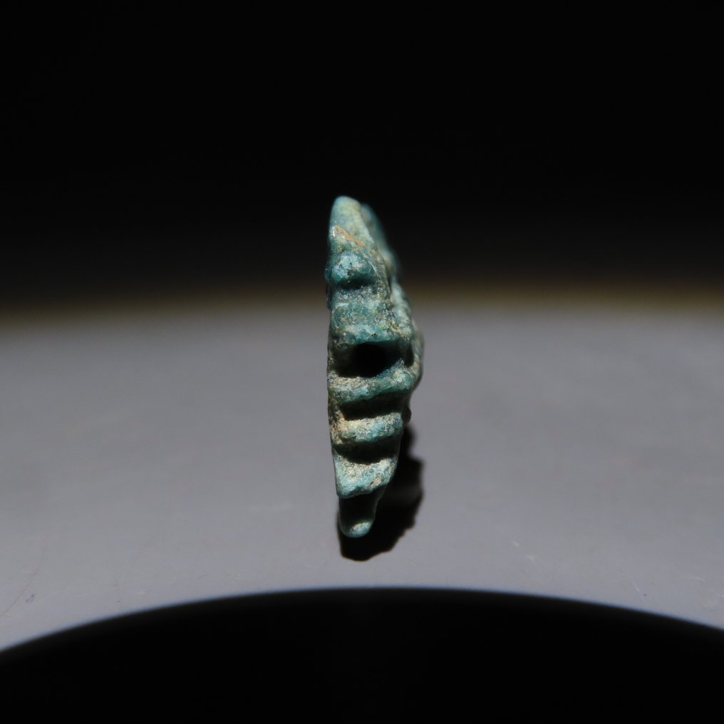 古埃及 Faience 乌贾特护符。晚期，公元前664年至公元前332年。高2.2厘米。 #3.2