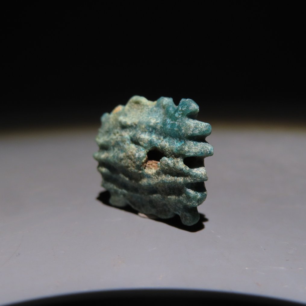 古埃及 Faience 乌贾特护符。晚期，公元前664年至公元前332年。高2.2厘米。 #2.1