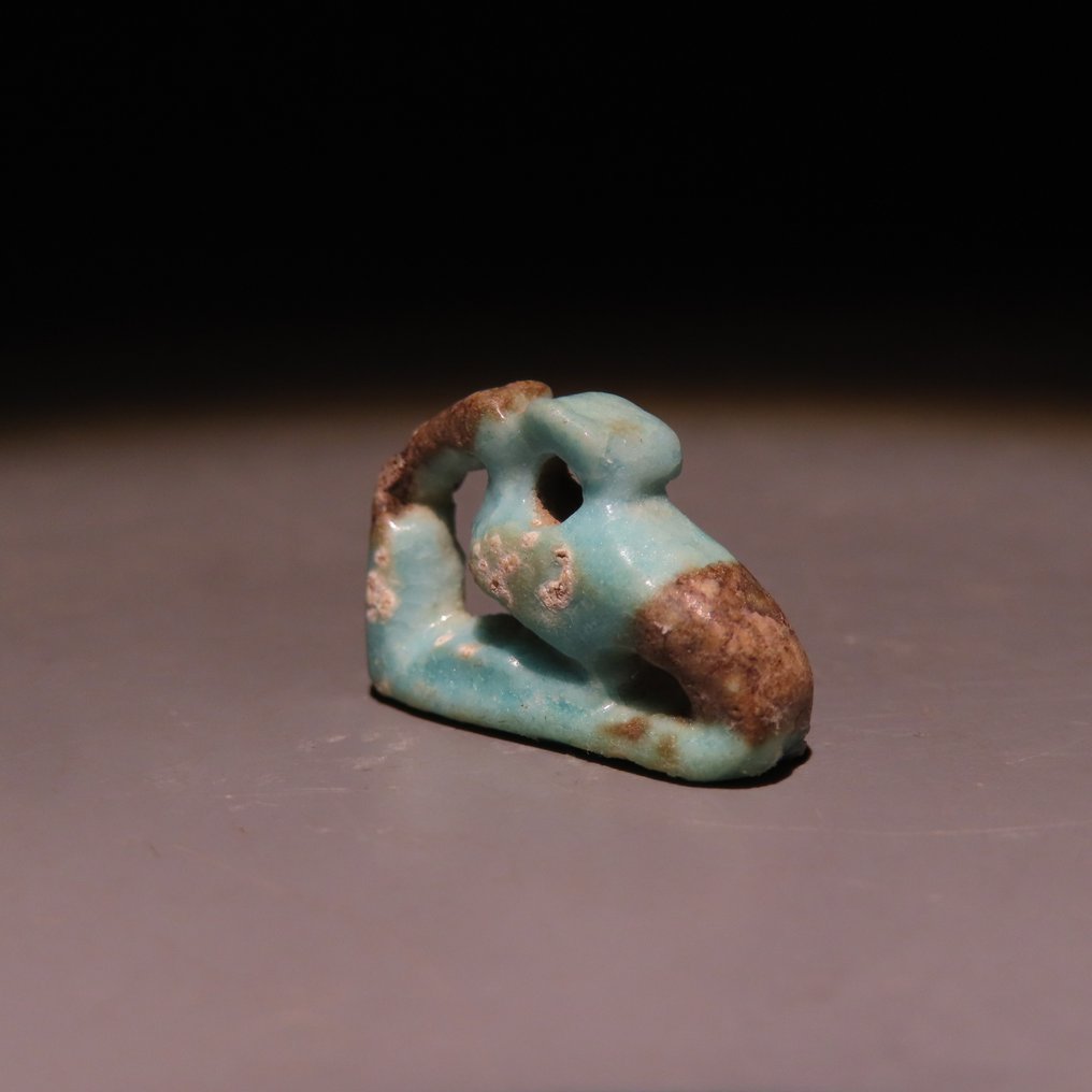 古埃及 Faience 护符。晚期，公元前664年至公元前332年。长度2.2厘米。 #3.2