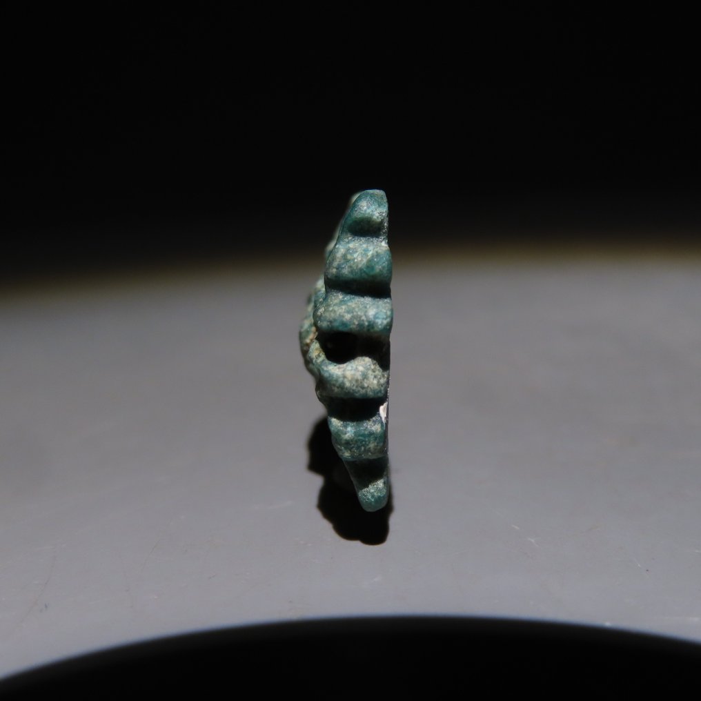 古埃及 Faience 乌贾特护符。晚期，公元前664年至公元前332年。高2.2厘米。 #4.3