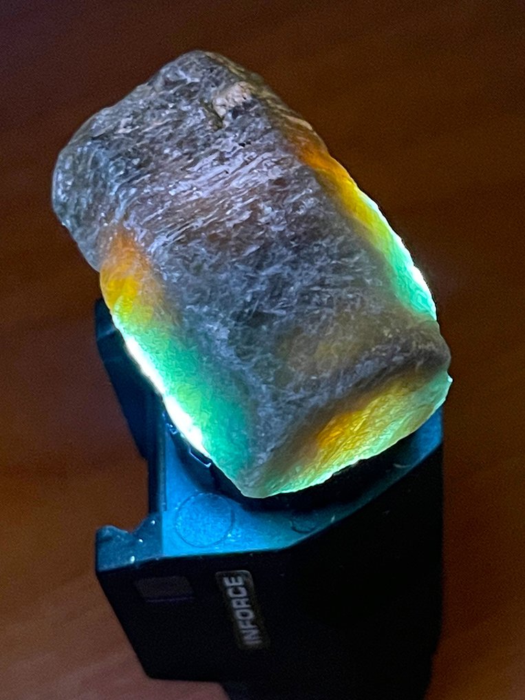 蓝宝石 百分之百天然奇异的两种不同结构的单一蓝宝石晶体。绿色/橙色 183 克拉。 - 高度: 33 mm - 宽度: 22 mm- 36.6 g #2.1