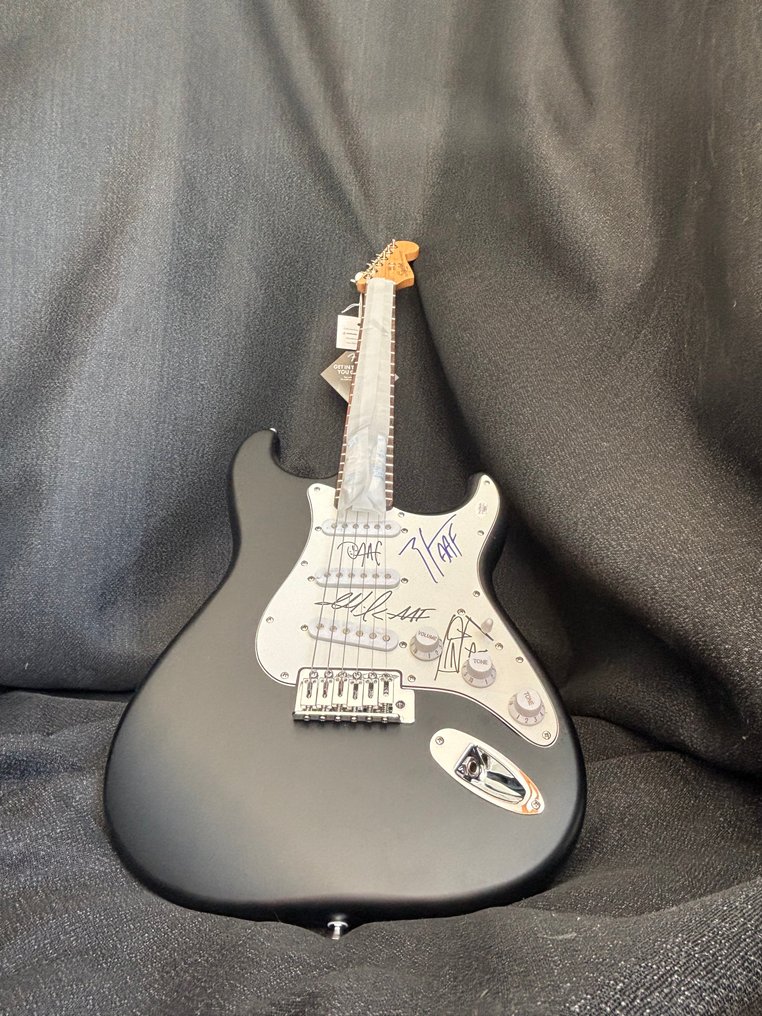 Alien Ant Farm - 吉他, Fender mod Stratocaster - 全体乐队成员签名，附JSA鉴定证书 - 亲笔签名, Certificate #4.3