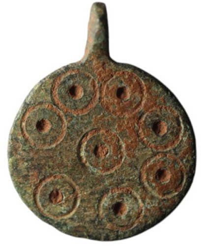 古罗马 黄铜色, 漂亮的吊坠/双面护符，代表一个太阳系——21 毫米，公元1/3世纪 吊坠  (没有保留价) #1.0