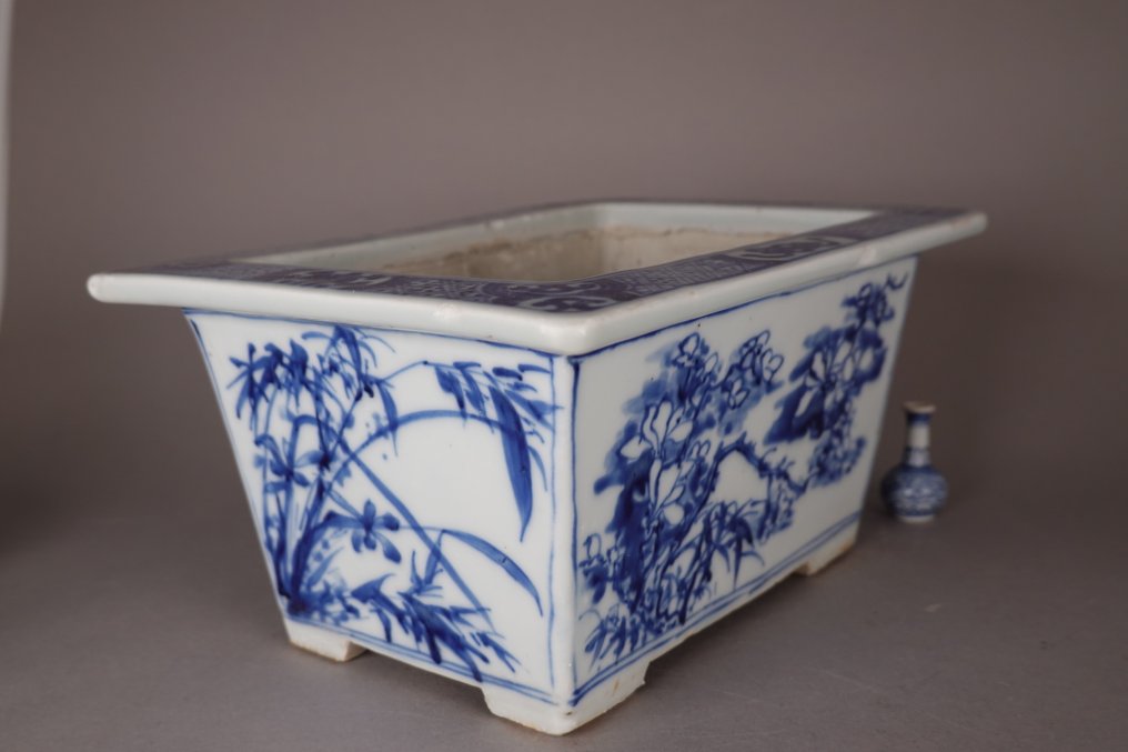 Kangxi (1662-1722) - Jardinière - 梅花与竹子、菊花、莲花与牡丹——佛教珍宝与如意头 - 瓷器 - 矩形花槽 #4.3