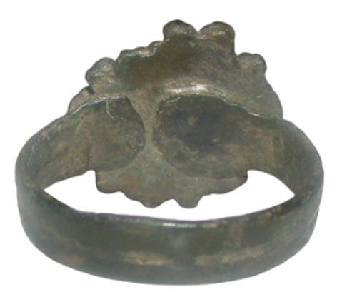 中世纪 黄铜色, 镶嵌边的戒指，镶嵌一颗绿色水晶半球，19毫米 - 11º / 14º DC 戒指  (没有保留价) #2.1