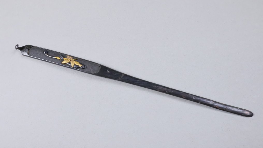 Katana - Wish-Granting Sceptre with Leaf Motif - Hairpin (Kogai 笄) Signed 'Naoyasu (直保)' with Two Pairs of Daisho Menuki (大小目貫) - Japan - Edo Period (1600-1868) #4.3