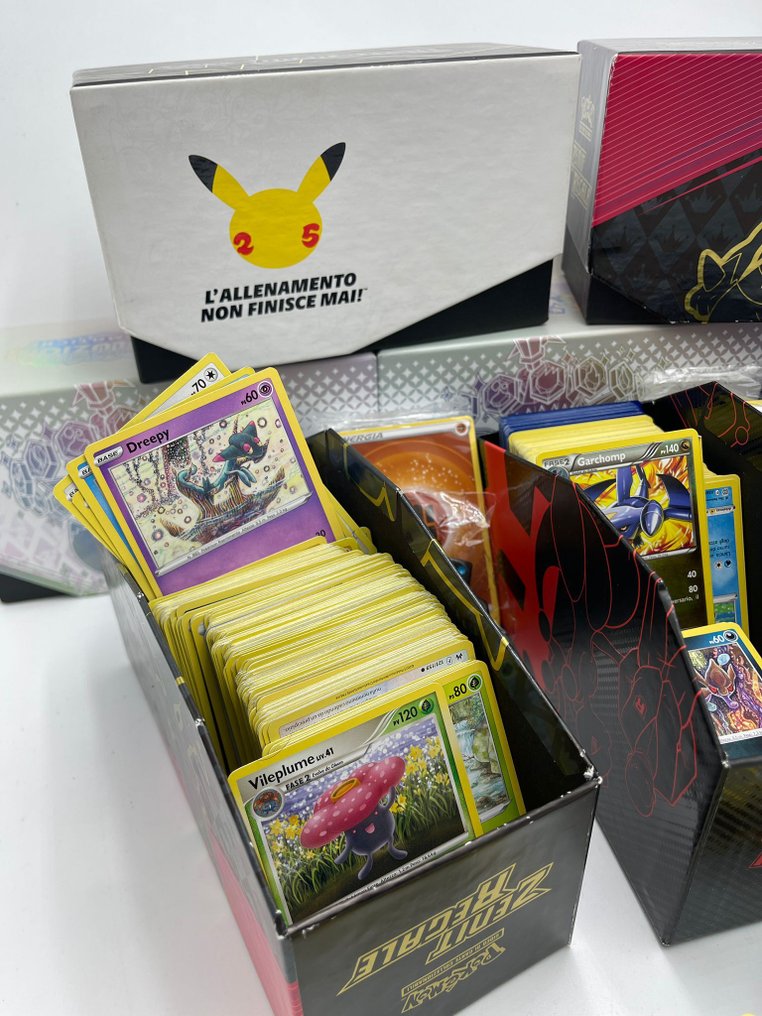 Pokémon - 2500 Mixed collection - Sword & Shield - Astral Radiance, Crown Zenith, Sword & Shield Base Set, Battle Styles, Brilliant Stars, Champion's Path, Celebrations, Chilling Reign, Darkness Ablaze, Fusion Strike, Evolving Skies, Pokémon GO, Lost Origin, Silver Tempest, Rebel Clash, Vivid Voltage, Shining Fates #4.3