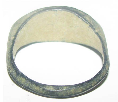 维京时代 黄铜色, 古董戒指，表圈镌刻符文符号，直径16毫米，公元9/11世纪 戒指  (没有保留价) #1.0