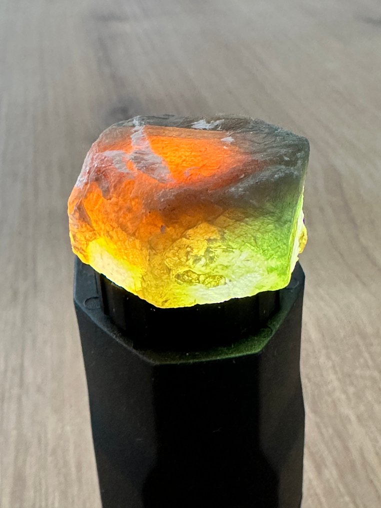 Safir Vidunderligt stykke! Meget sjældent flerfarvet safir. 100,05 Ct. hexagonal, %100 specielt - Højde: 28 mm - Bredde: 22 mm- 20.01 g #3.2