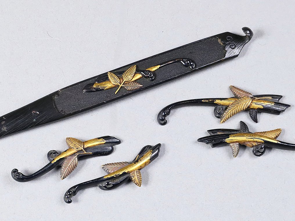 Katana - Wish-Granting Sceptre with Leaf Motif - Hairpin (Kogai 笄) Signed 'Naoyasu (直保)' with Two Pairs of Daisho Menuki (大小目貫) - Japan - Edo Period (1600-1868) #1.0