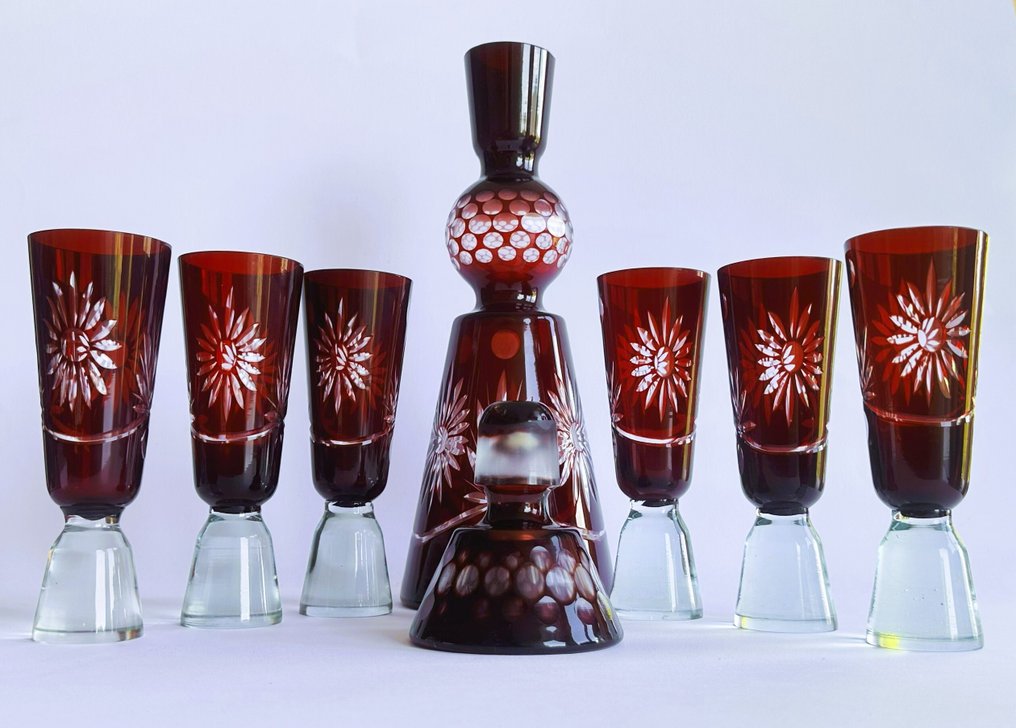 Set lichior - Bohemian Art Deco Ruby Red Glass Decanter with 6 Glasses - Star Pattern - 1920s - Sticlă #1.0