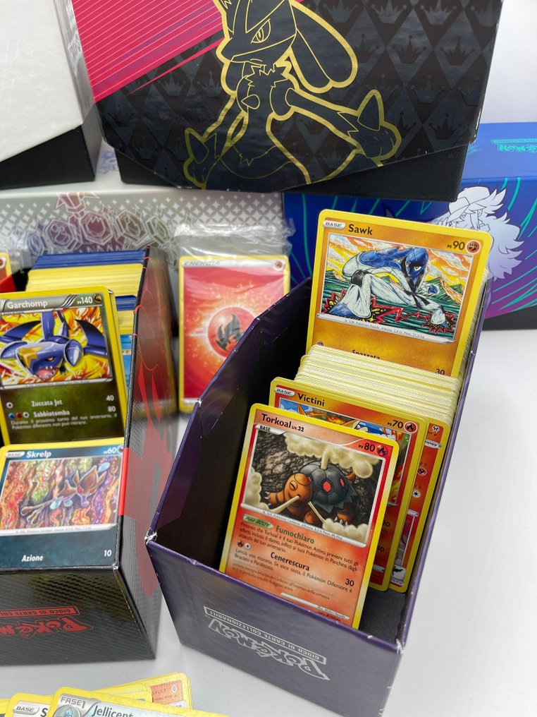Pokémon - 2500 Mixed collection - Sword & Shield - Astral Radiance, Crown Zenith, Sword & Shield Base Set, Battle Styles, Brilliant Stars, Champion's Path, Celebrations, Chilling Reign, Darkness Ablaze, Fusion Strike, Evolving Skies, Pokémon GO, Lost Origin, Silver Tempest, Rebel Clash, Vivid Voltage, Shining Fates #2.1