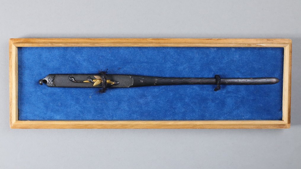 Katana - Wish-Granting Sceptre with Leaf Motif - Hairpin (Kogai 笄) Signed 'Naoyasu (直保)' with Two Pairs of Daisho Menuki (大小目貫) - Japan - Edo Period (1600-1868) #3.2