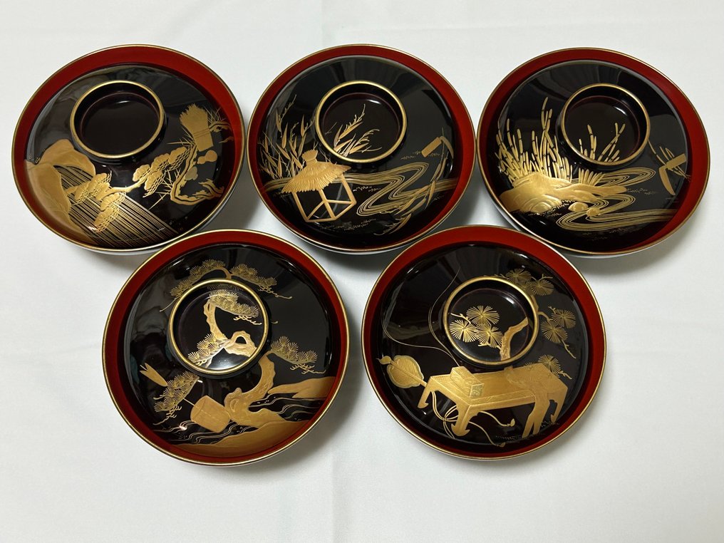 Antique wooden soup bowls with beautiful maki-e patterns - Ciotola (10) - A set of refined wooden soup bowls with covers designed with ornate gold taka maki-e patterns - Legno, Oro - narciso/bambù/ciotola #1.0