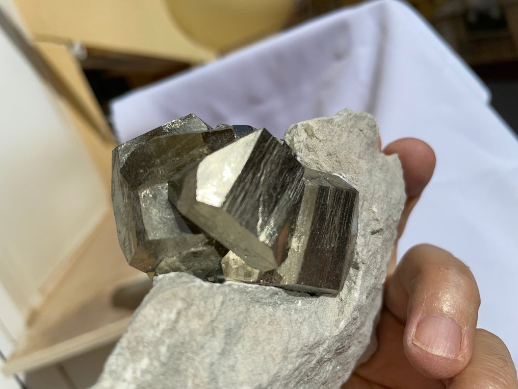 Pyrit Krystaller i indlejring - Højde: 100 mm - Bredde: 120 mm- 490 g - (1) #3.2