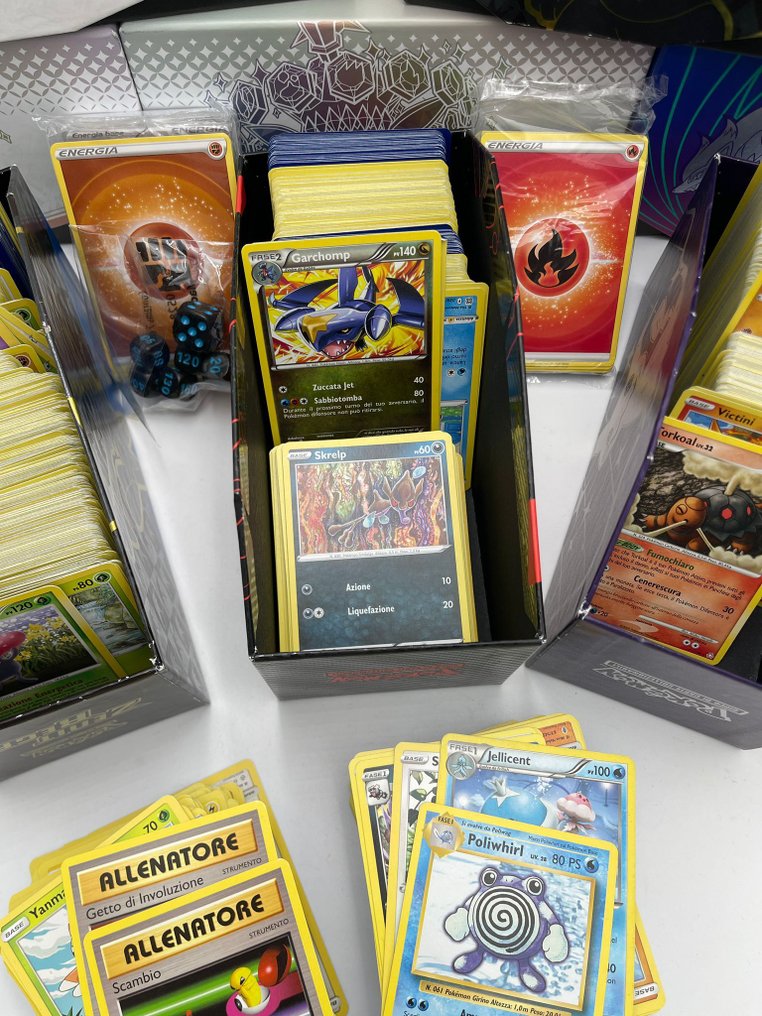 Pokémon - 2500 Mixed collection - Sword & Shield - Astral Radiance, Crown Zenith, Sword & Shield Base Set, Battle Styles, Brilliant Stars, Champion's Path, Celebrations, Chilling Reign, Darkness Ablaze, Fusion Strike, Evolving Skies, Pokémon GO, Lost Origin, Silver Tempest, Rebel Clash, Vivid Voltage, Shining Fates #3.2