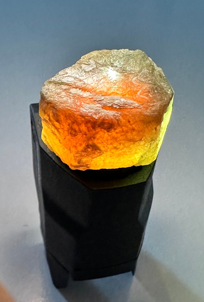 Safir Vidunderligt stykke! Meget sjældent flerfarvet safir. 100,05 Ct. hexagonal, %100 specielt - Højde: 28 mm - Bredde: 22 mm- 20.01 g #1.0