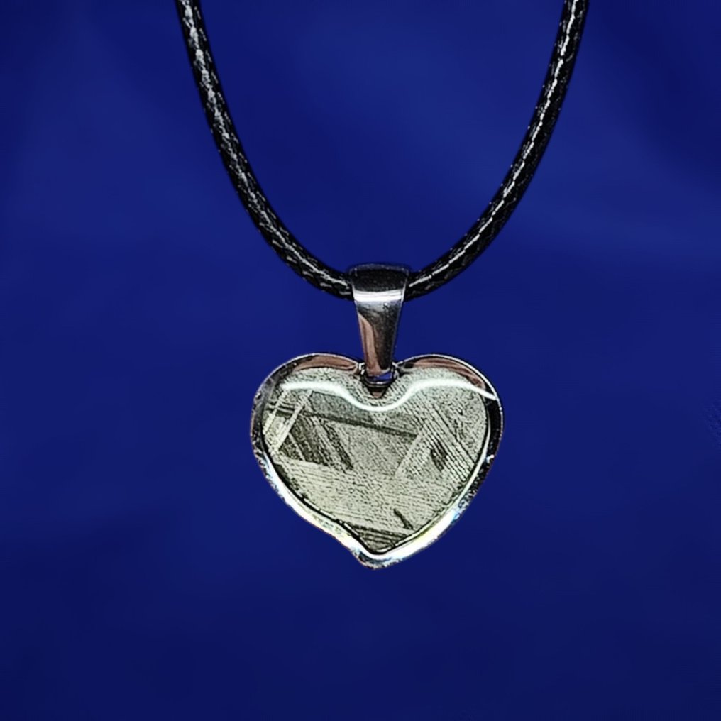 Pendente a forma di cuore in meteorite. MUONIONALUSTA (Svezia, 1906) acciaio inossidabile - 2.2 g #1.0