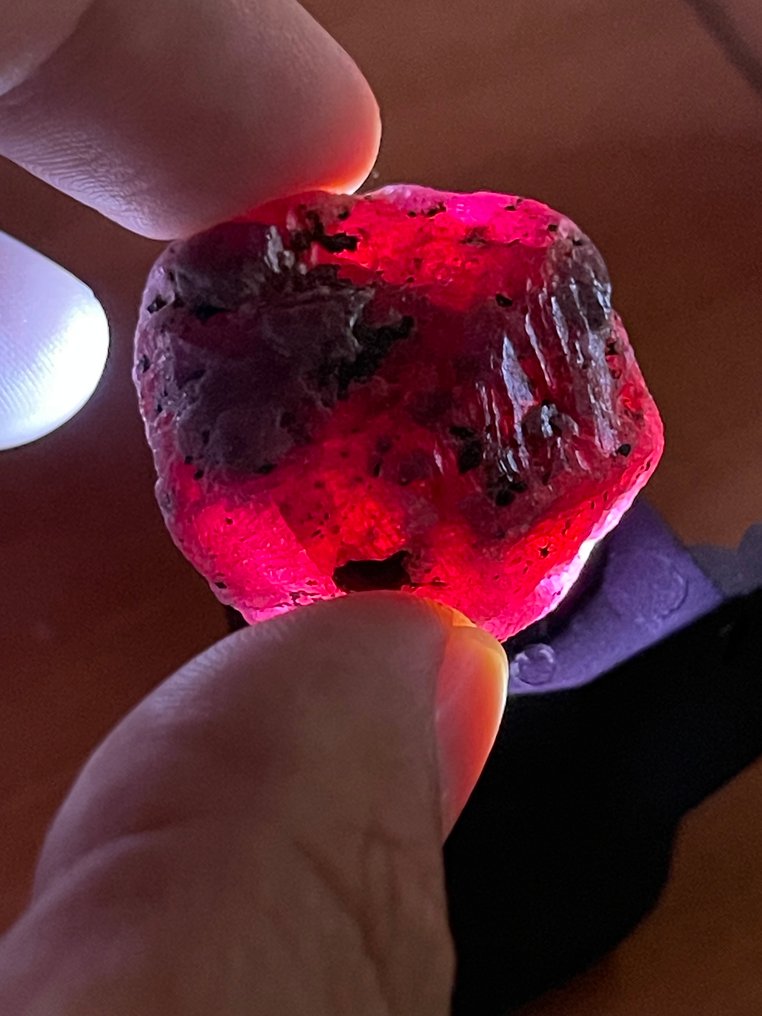 Ruby Rough. 111,75 Cts. Large Mozambique Top Color Ruby Crystal. %100 Natural - Height: 30 mm - Width: 30 mm- 22.35 g #1.0