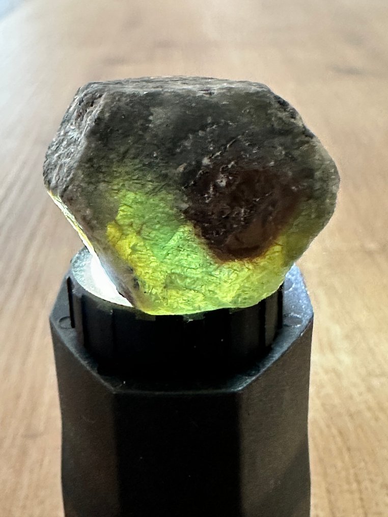 蓝宝石 精彩之作！极其罕见的多色蓝宝石。127,85 克拉。六边形，百分之百特别。 - 高度: 22 mm - 宽度: 17 mm- 25.57 g #3.2