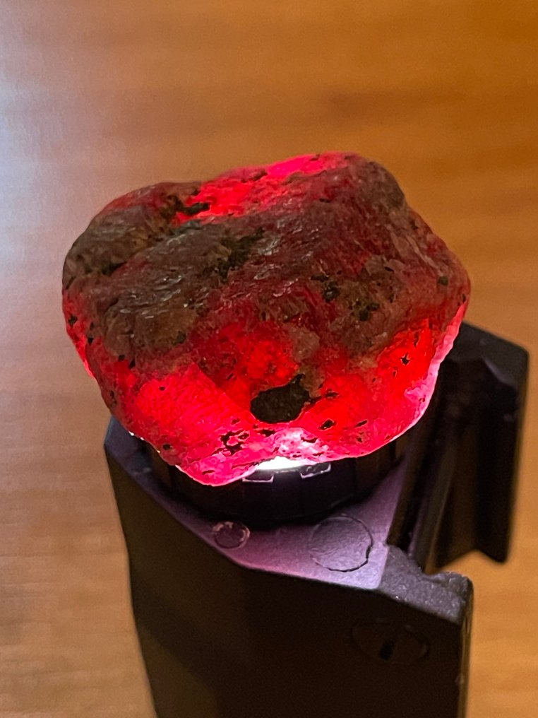 Ruby Rough. 111,75 Cts. Large Mozambique Top Color Ruby Crystal. %100 Natural - Height: 30 mm - Width: 30 mm- 22.35 g #2.1