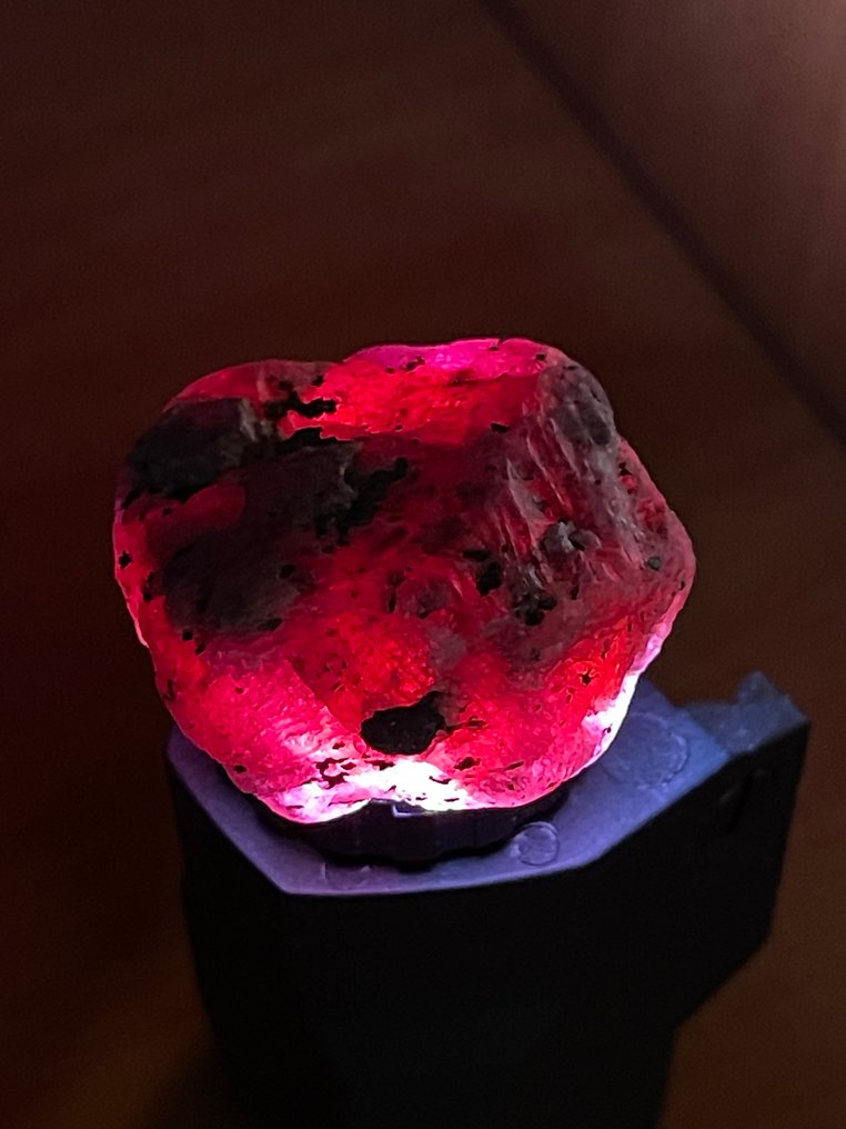 Ruby Rough. 111,75 Cts. Large Mozambique Top Color Ruby Crystal. %100 Natural - Height: 30 mm - Width: 30 mm- 22.35 g #3.2