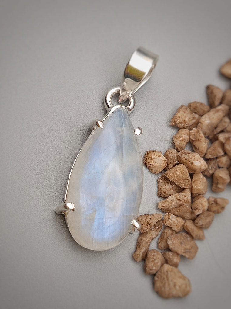 Unique piece jewelry in 925 silver with Moonstone, top quality. - Height: 35 mm - Width: 15 mm- 7 g - (1) #2.1