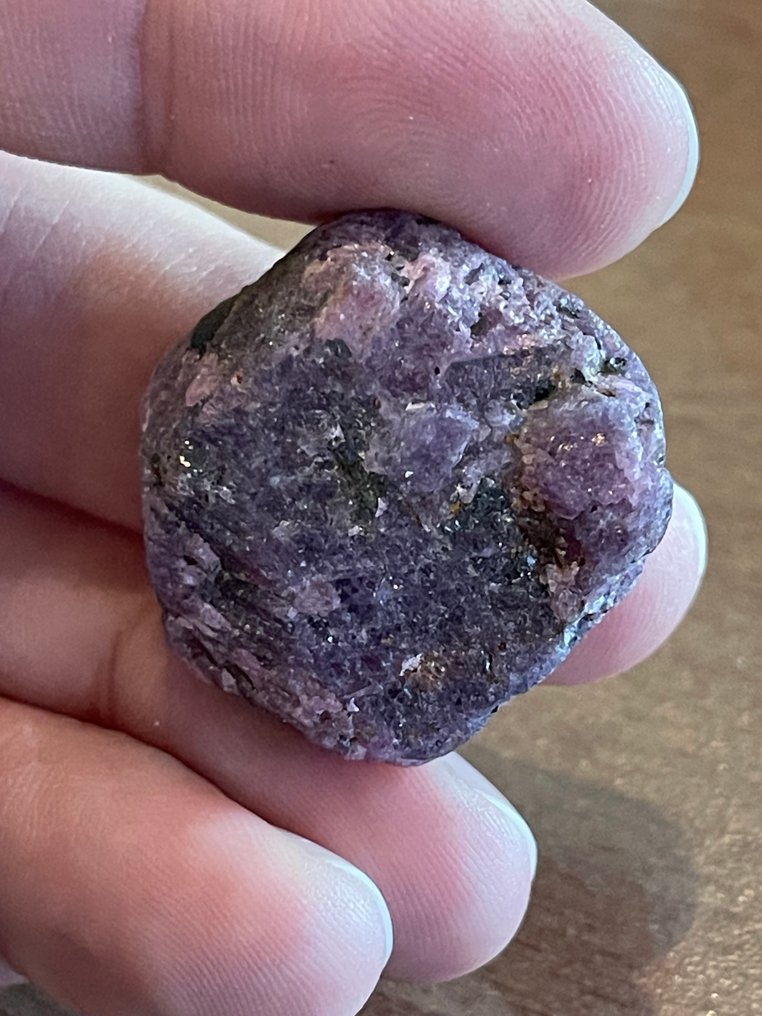 Ruby Rough. 111,75 Cts. Large Mozambique Top Color Ruby Crystal. %100 Natural - Height: 30 mm - Width: 30 mm- 22.35 g #4.3