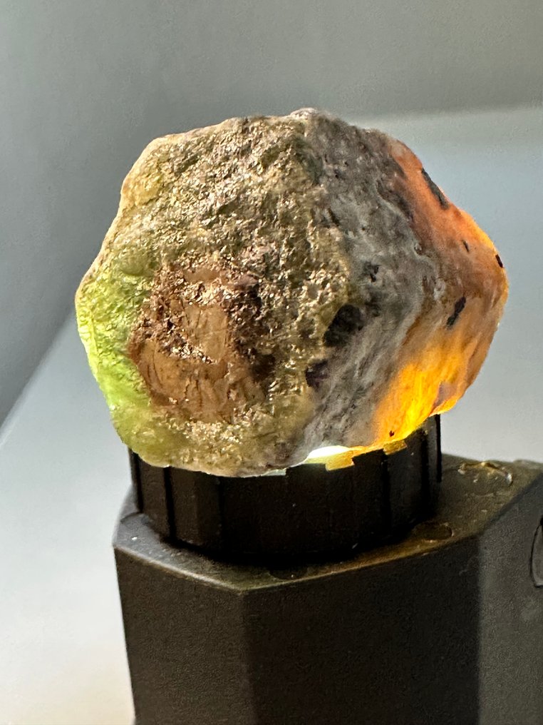 蓝宝石 精彩之作！极其罕见的多色蓝宝石。127,85 克拉。六边形，百分之百特别。 - 高度: 22 mm - 宽度: 17 mm- 25.57 g #2.1