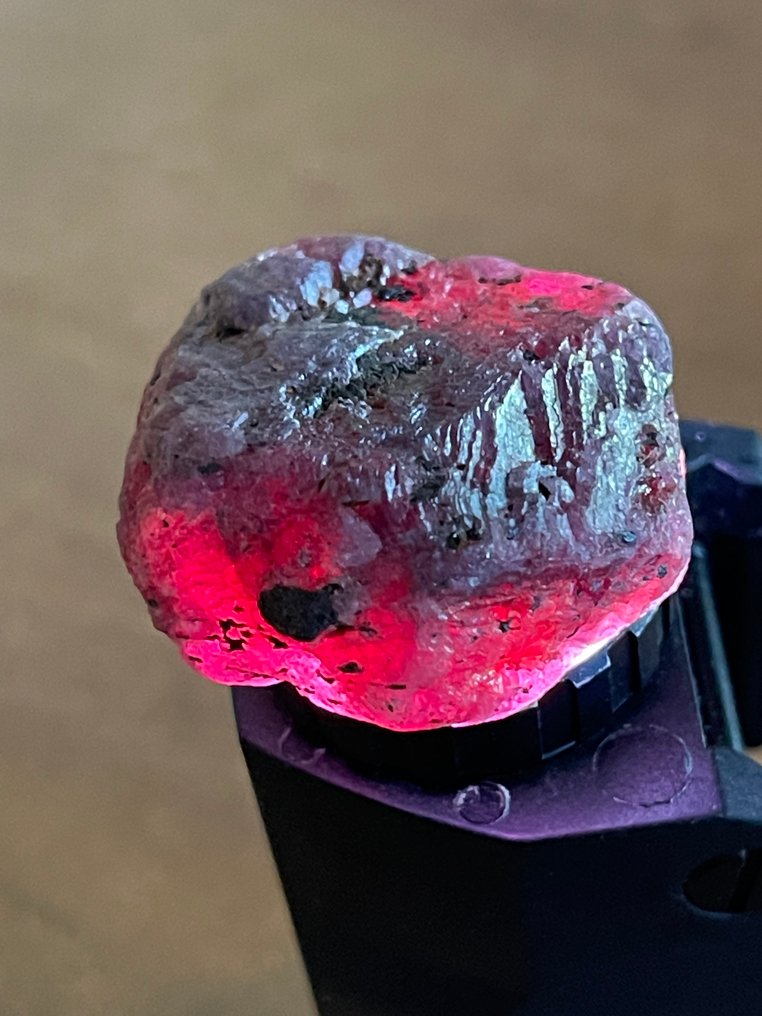 Ruby Rough. 111,75 Cts. Large Mozambique Top Color Ruby Crystal. %100 Natural - Height: 30 mm - Width: 30 mm- 22.35 g #1.0