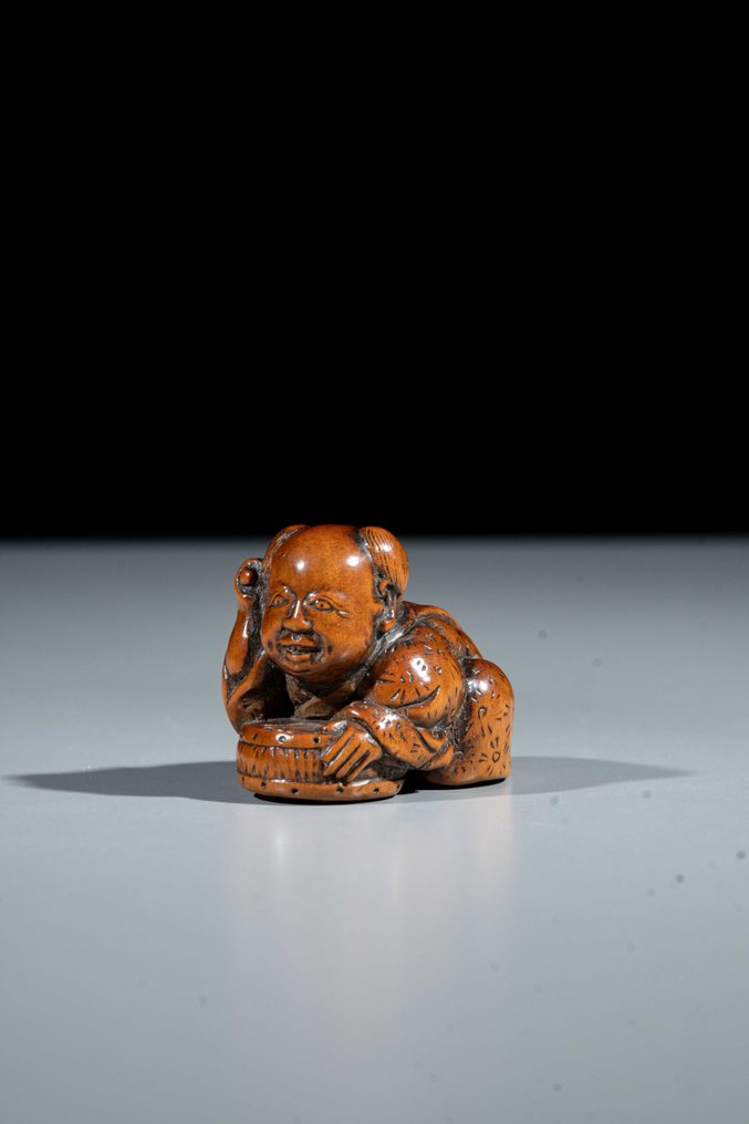 一件箱柏木制的netsuke，描绘一位唐子（karako）正在打鼓。 - 黄杨木 - 日本 - 明治时期（19世纪后期） #1.0