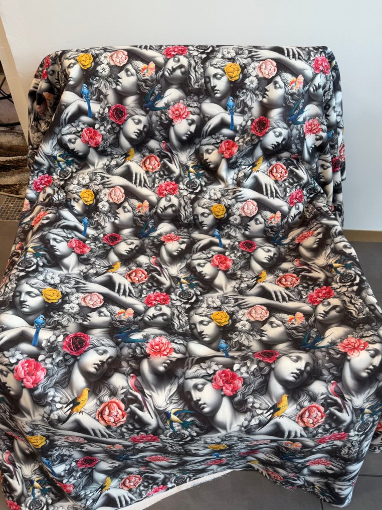 Muse Silenziose: un sogno in chiaroscuro tra fiori e canti d’uccello - Tessuto per tappezzeria - 5 m - 1.4 m #4.3