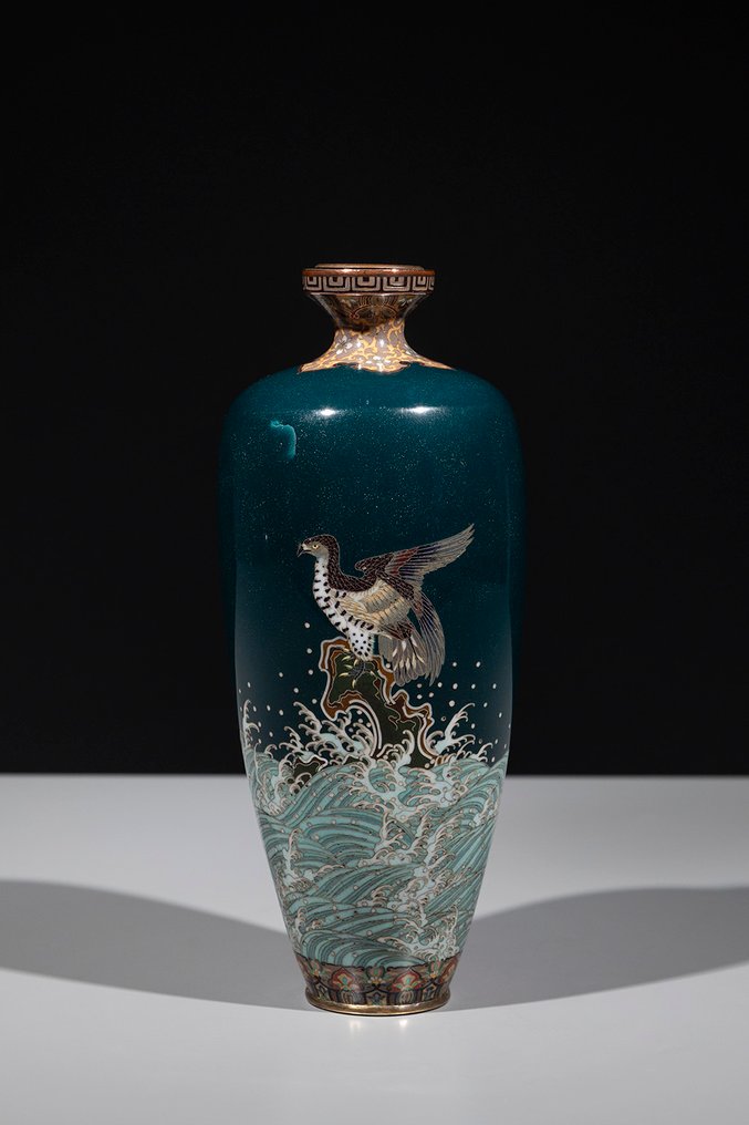 Vase - Enamel, An elegant cloisonné vase with an eagle resting on a rock, ready to take flight. - Japan - Meiji period (late 19th century) #1.0