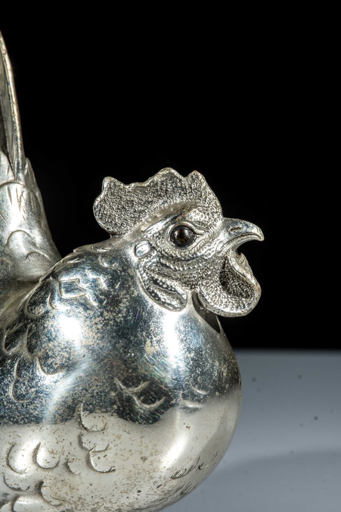 Shibuichi (四分一) - Signed Seizan 晴山 and with mark shirgane 白銀 (white silver) - 一件精细雕刻的紫铜浮き彫り置物,描绘一只鸡。 - 大正时期(约1920年) #1.0