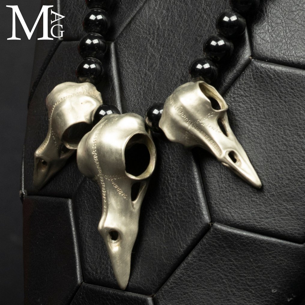 神秘、转变与知识的象征 缟玛瑙项链配白色黄铜乌鸦头骨 - 高度: 570 mm - 闊度: 60 mm- 123 g #1.0