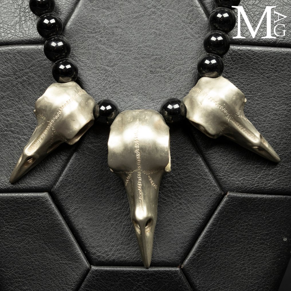 神秘、转变与知识的象征 缟玛瑙项链配白色黄铜乌鸦头骨 - 高度: 570 mm - 闊度: 60 mm- 123 g #1.0