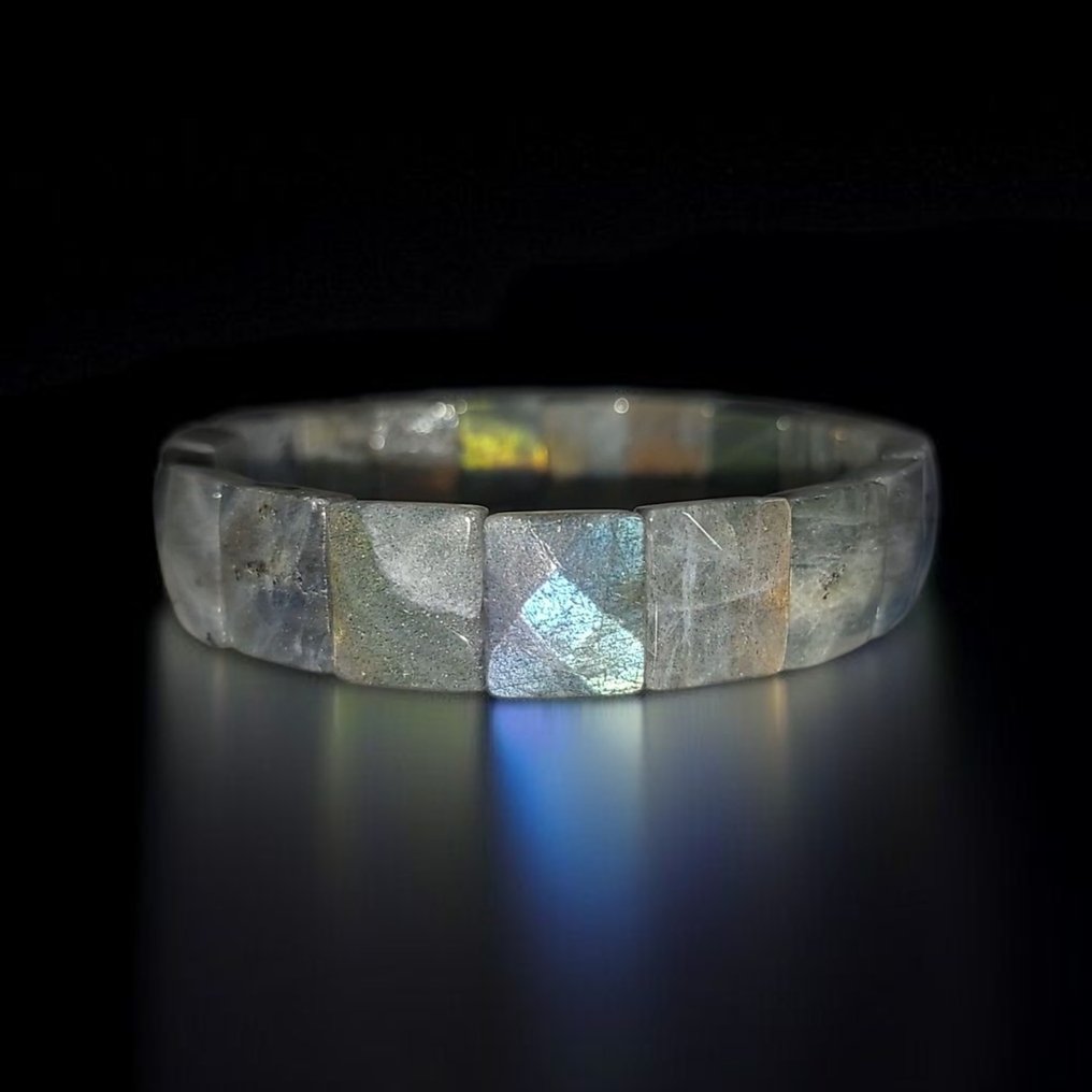 Zeldzame Labradoriet spectroliet uit Finland. Natuurlijk mineraal en onbehandeld. - Hoogte: 1.3 cm - Breedte: 0.4 cm- 28 g - (1) #1.0