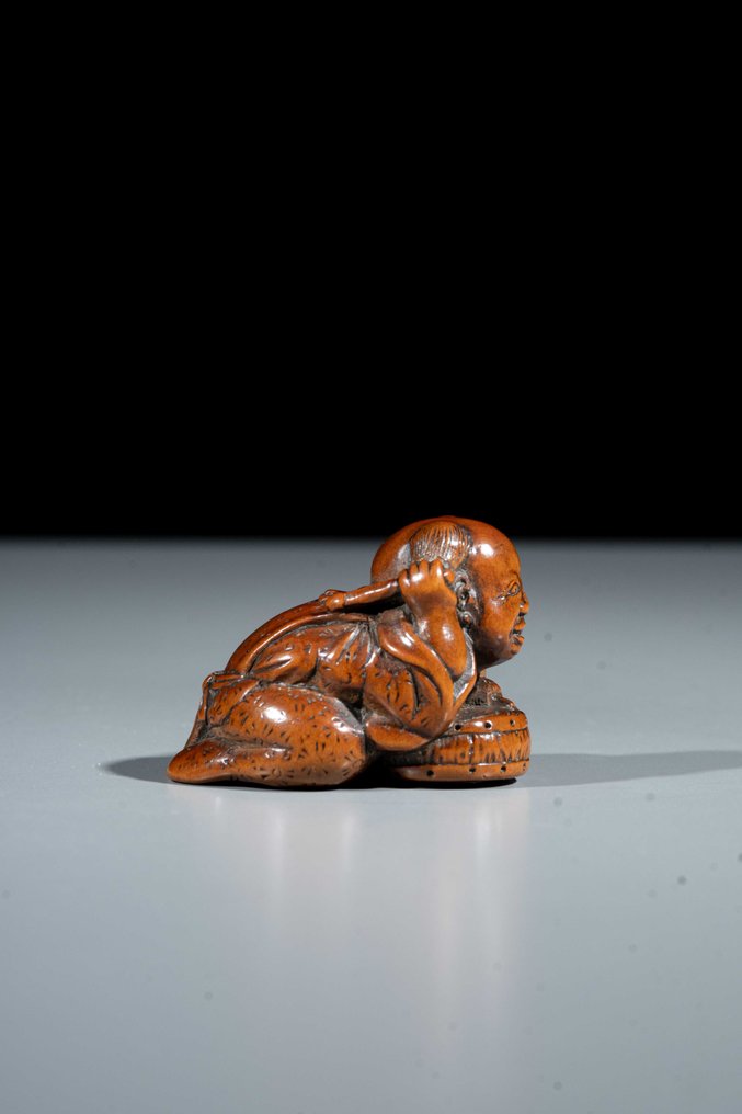 一件箱柏木制的netsuke，描绘一位唐子（karako）正在打鼓。 - 黄杨木 - 日本 - 明治时期（19世纪后期） #4.3