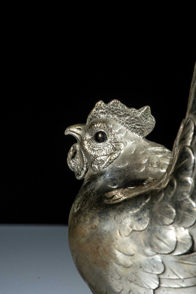 Shibuichi (四分一) - Signed Seizan 晴山 and with mark shirgane 白銀 (white silver) - 一件精细雕刻的紫铜浮き彫り置物,描绘一只鸡。 - 大正时期(约1920年) #2.1