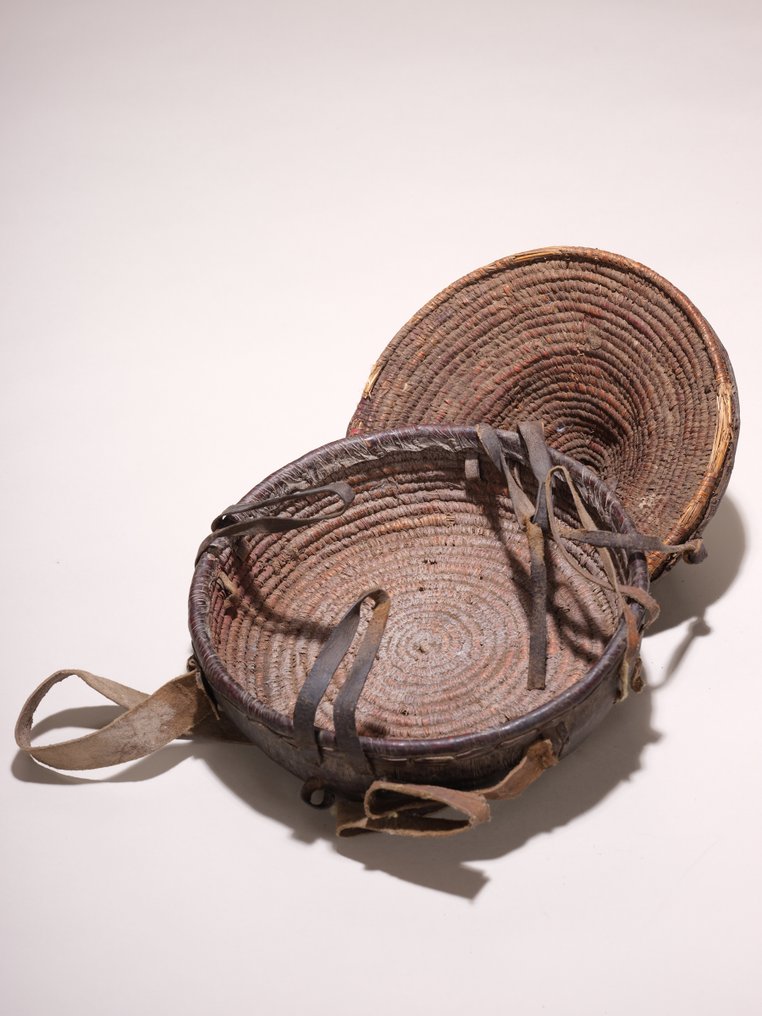 Injera储存篮（Agelbel）——埃塞俄比亚哈拉里——稻草与皮革——直径22厘米 - 衣索匹亞  (沒有保留價) #4.3