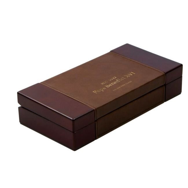 1/10 Troy Ounce - Ouro .999 - 1/10 oz .999 Fine Gold Pope Benedict XVI 1927-2022 bar in Wooden Box - Com certificado #3.2