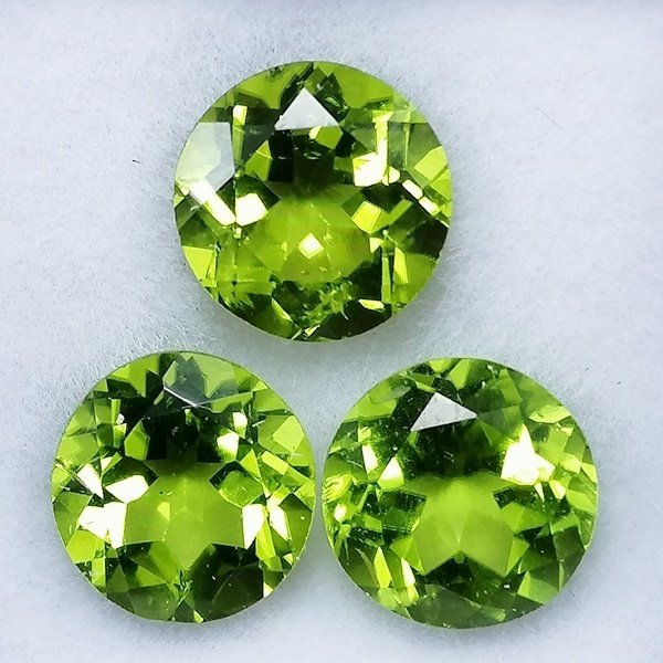 3 pcs Green Peridot - 7.07 ct - Instituto Gemólogico Español (IGE) - Without treatments #1.0
