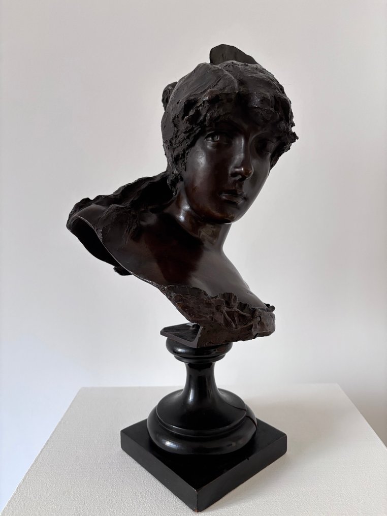 probably Davide Calandra (1856-1915) - signature partially visible - Veistos, Carmen - 27.5 cm - Pronssi #1.0