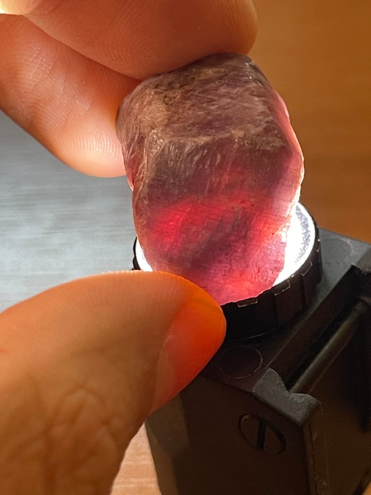 Ζαφείρι Εξαιρετικός πραγματικός κόκκινος/μωβ σάπφειρος! 100% φυσικός, εξαιρετικά σπάνιος. 113 Ct. εξάγωνη - Ύψος: 26 mm - Πλάτος: 18 mm- 22.6 g #4.3