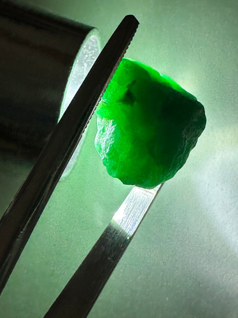 Σμαράγδι Ανώτερο. 15,65 καρατίων. Πράσινος σμαραγδένιος κρύσταλλος κορυφαίας ποιότητας. 100% μοναδικό - Ύψος: 15 mm - Πλάτος: 14 mm- 3.13 g #2.1