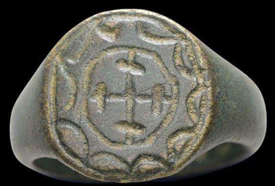 Μεσαιωνική, εποχή σταυροφόρων -χάλκινο- Δαχτυλίδι με σταυρό των Τemplar και όμορφη γραφίδα στον περίβολο - 18 mm - αιώνες Σταυρός - 18 mm  (χωρίς τιμή ασφαλείας) #1.0