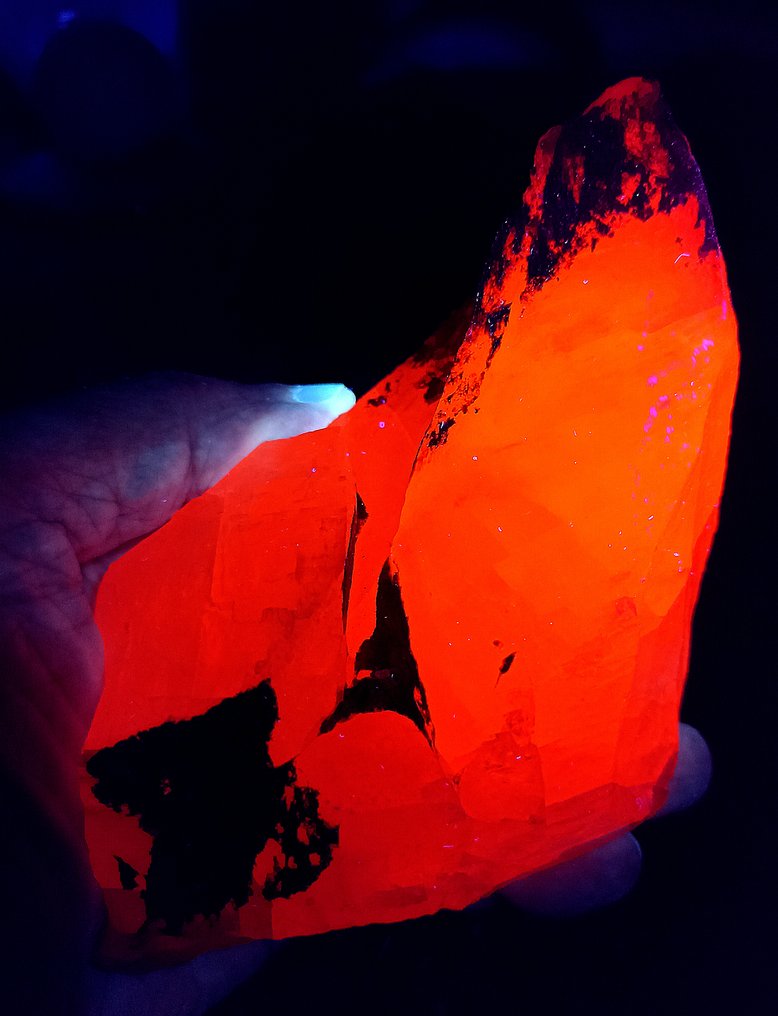 Magnificent pale pink calcite XXL in points. fluorescent in pink-orange - Height: 155 mm - Width: 80 mm- 738 g - (1) #2.1